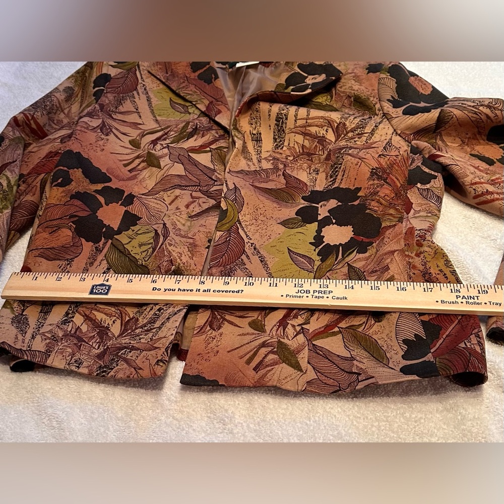 harve benard Blazer with Artistic Design. Size 14 - Picture 5 of 7
